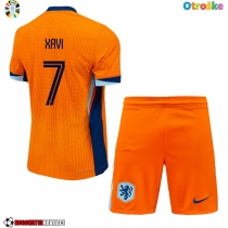 Otroške Nogometnih dresov Nizozemska Xavi Simons #7 Domači EP 2024 Kratki rokavi (+ hlače)